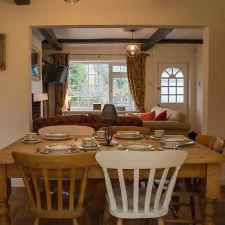 Quaint Country Cottage Close To Centre Of York بيت للعطل