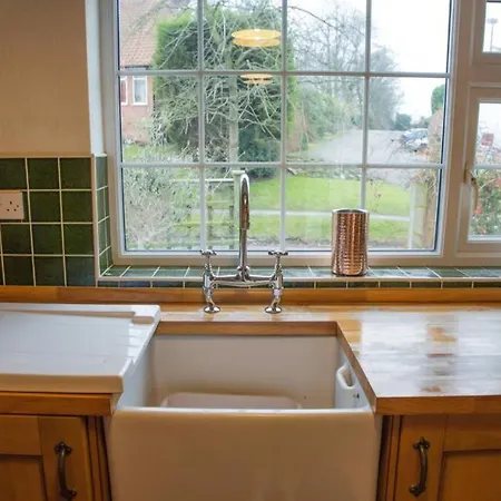 Quaint Country Cottage Close To Centre Of York بيت للعطل *